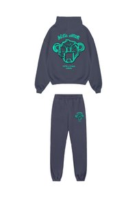 Navyblauwe hoodie en joggingbroek set met turkooise geometrische gorillakop graphics en tekst op beide stukken.