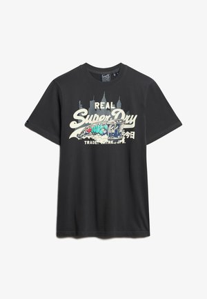 Sort bomulds t-shirt med et grafisk print af et tog med farvede accenter og teksten "REAL Super Dry" i hvid, rund udskæring, korte ærmer.