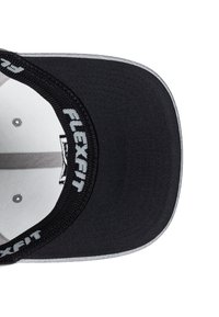 Gorra negra con visera curvada, tejido texturizado y ala inferior gris. La banda interior presenta letras "FLEXFIT" en gris. Se aprecian acentos plateados.