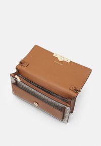 Brun læderpung med en metalspænde, der har et lynlåslomme og en mønstret grå stofsektion. Hardware i guldfarve.