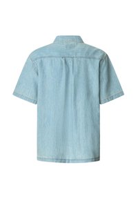 Camisa de denim de manga corta en azul claro, con un cuello clásico, detalle en el yugo trasero y dobladillos cosidos. Textura suave con un corte relajado.