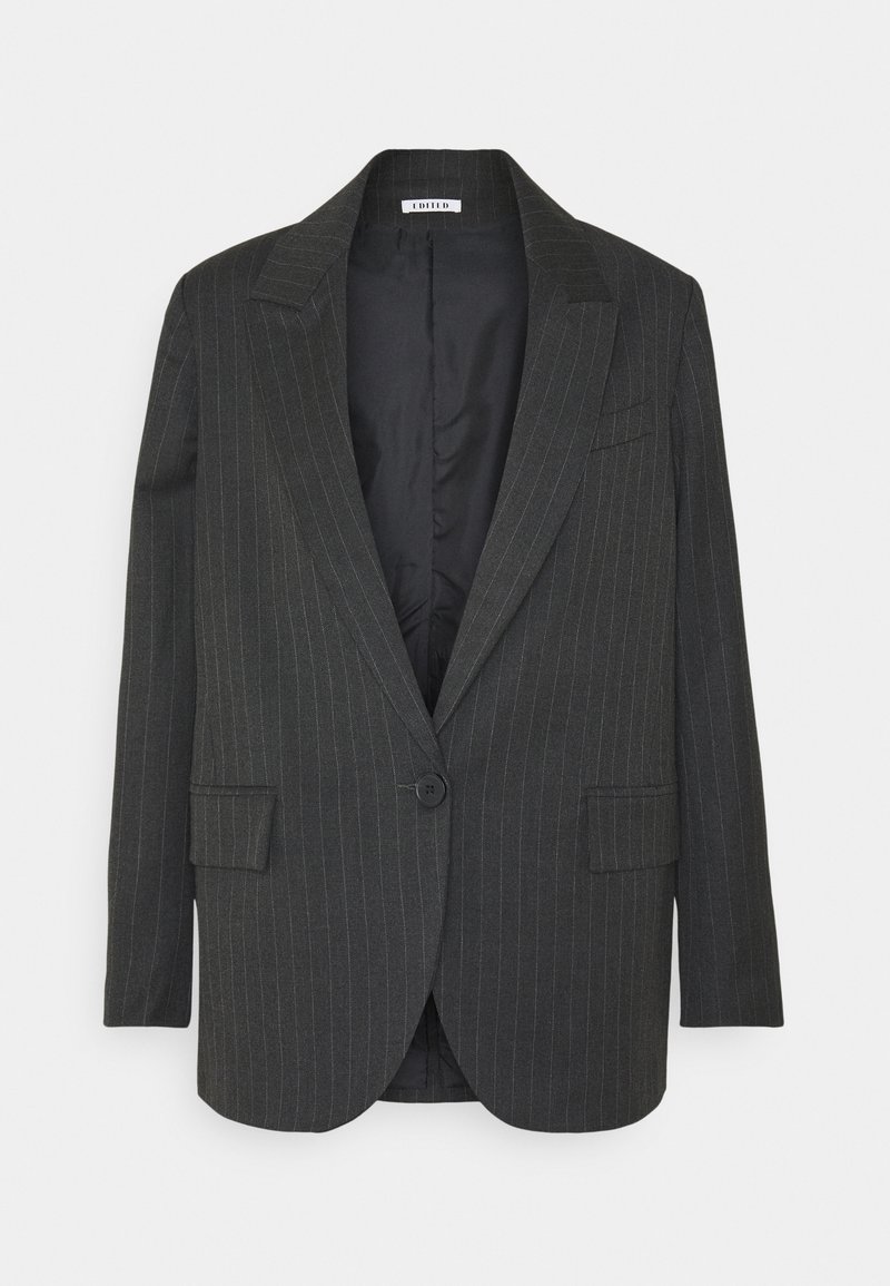 Blazer gris foncé à un bouton avec fines rayures verticales, revers crantés, deux poches à rabat, et doublure satin noire.