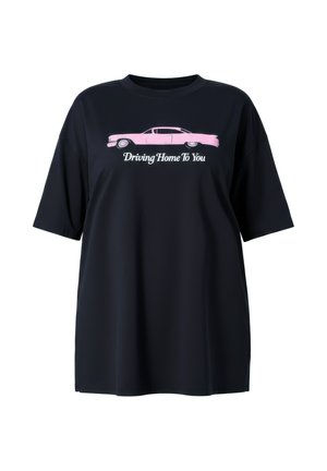 Czarny oversize t-shirt z różowym nadrukiem starego samochodu oraz białym napisem "Driving Home To You" na piersi.