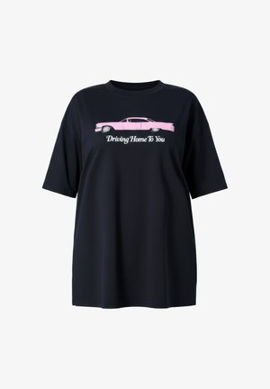 Czarny oversize t-shirt z różowym nadrukiem starego samochodu oraz białym napisem "Driving Home To You" na piersi.