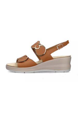 Sandalo wedge in pelle marrone chiaro con punta arrotondata, cinturino regolabile alla caviglia, accenti circolari decorativi e soletta imbotttita e testurizzata.