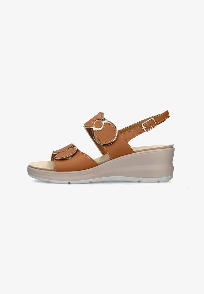 Sandalo wedge in pelle marrone chiaro con punta arrotondata, cinturino regolabile alla caviglia, accenti circolari decorativi e soletta imbotttita e testurizzata.