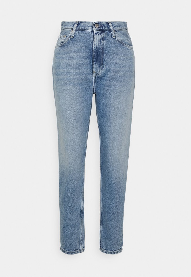 Jeans in denim azzurro chiaro con vita alta, taglio dritto e leggere sfumature. Presentano un bottone in metallo e un design standard a cinque tasche.