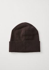Berretto di maglia marrone con un orlo ripiegato stretto, texture liscia e cima arrotondata. Progettato per il calore e il comfort.