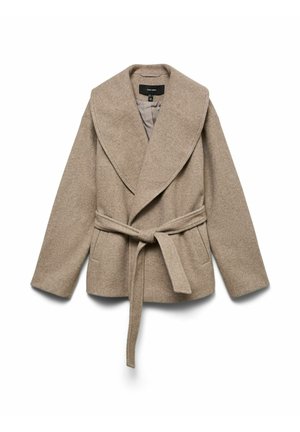 Beige wikkeljack van zachte stof, met een grote kraag, zijzakken en een bijpassende riem om de taille. Gelaagd afwerking.