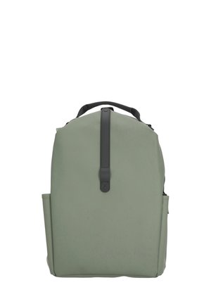 Zaino rettangolare verde chiaro con manico nero e cinghia verticale, con due tasche laterali e chiusura superiore con cerniera.