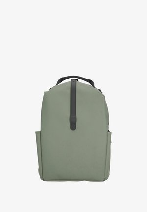 Zaino rettangolare verde chiaro con manico nero e cinghia verticale, con due tasche laterali e chiusura superiore con cerniera.