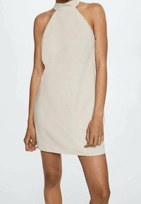Beige halter mini-jurk met een getailleerd ontwerp, een gladde textuur en geen zichtbare patronen, met een hoge halslijn en mouwloze snit.