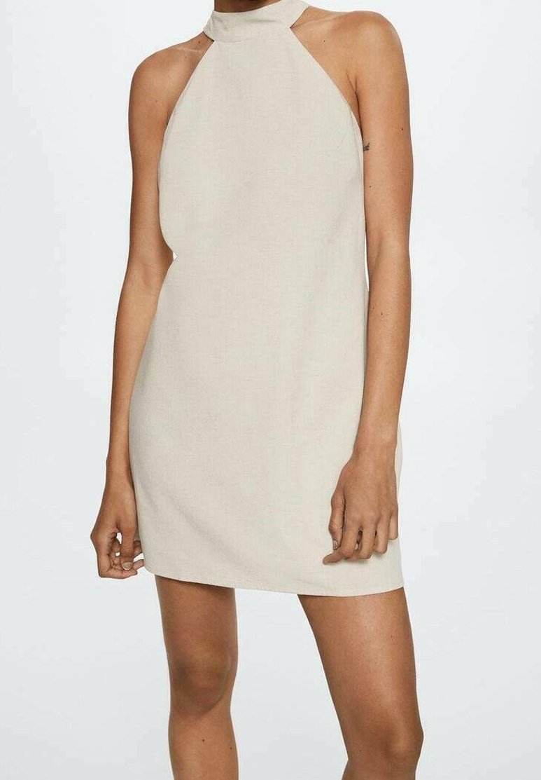 Beige halter mini-jurk met een getailleerd ontwerp, een gladde textuur en geen zichtbare patronen, met een hoge halslijn en mouwloze snit.