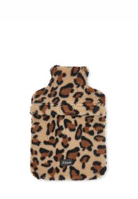 Funda para botella de agua caliente con estampado de leopardo, hecha de un tejido suave y texturizado en tonos beiges y marrones, con una etiqueta de logo negra.