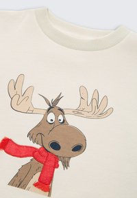 Felpa di colore chiaro con una grafica di un alce in stile cartone animato, con grandi occhi espressivi e una sciarpa di maglia rossa. Tessuto morbido.