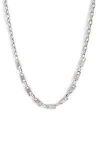Collana in argento con maglie rettangolari caratterizzate da una finitura metallica liscia, alternate a connettori più larghi e piatti.