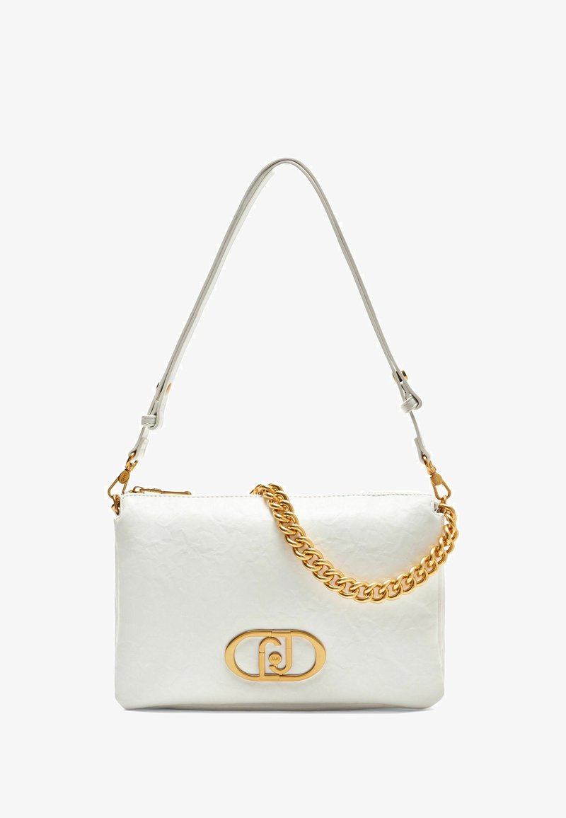 Borsa a tracolla in pelle bianca texture, con una catena dorata, caratterizzata da un accentuato logo dorato sul davanti e una chiusura con cerniera.