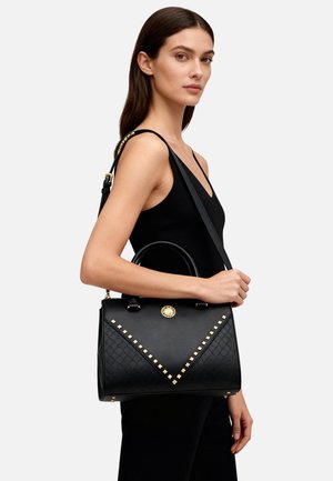 Borsa nera con design strutturato caratterizzato da un motivo a diamante, dettagli con borchie dorate, doppi manici e tracolla removibile.