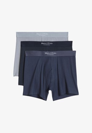 Drei Paar Herrenboxershorts in Grau, Schwarz und Navy, jeweils mit einem gebrandeten Bund mit der Aufschrift "Marc O'Polo EST. IN STOCKHOLM."