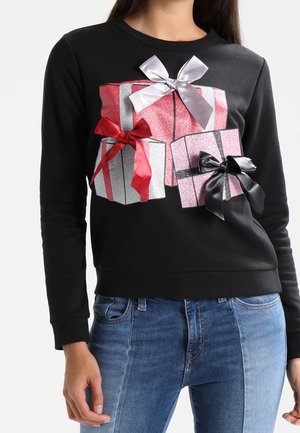 Zwarte sweatshirt met een ontwerp van vier ingepakte cadeauboxen in zilver, roze en rood, versierd met strikken in verschillende kleuren.
