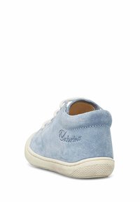 Modré semišové tenisky s bílou gumovou podrážkou a šněrováním. Obsahují detaily šití a malé logo vyšitá na patě.