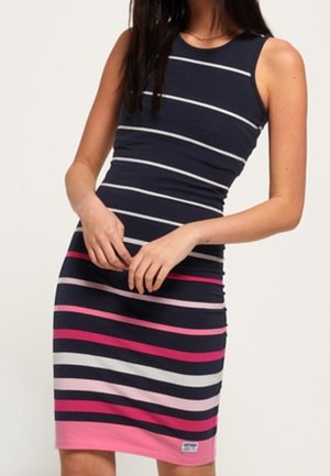 Marineblauwe jurk met strepen in verschillende diktes in roze, wit en lavendel. Getailleerd ontwerp, mouwloos en kniehoog, voorzien van een logolabel.