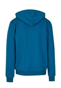 Niebieska bluza z kapturem z kangurzą kieszenią, ściągaczami na rękawach i u dołu. Gładka tekstura materiału, prosty design i średnia waga.