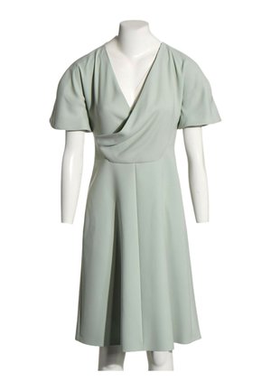 Vestido verde claro hasta la rodilla con mangas cortas abullonadas y un escote en V drapeado en un maniquí sin cabeza ni brazos.