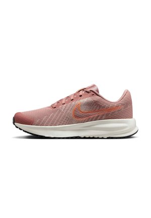 Zapatilla deportiva rosa con parte superior de malla, logotipo de swoosh naranja en contraste, cuello acolchado, media suela más ligera y suela exterior de goma negra.