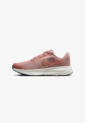 Zapatilla deportiva rosa con parte superior de malla, logotipo de swoosh naranja en contraste, cuello acolchado, media suela más ligera y suela exterior de goma negra.