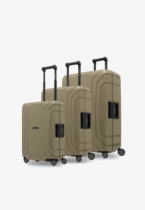 Set van drie harde koffers in bruin met een getextureerd diagonale patroon, voorzien van uitschuifbare zwarte handvatten en wielen voor gemakkelijke mobiliteit.