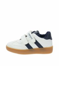 Sneakers sintetiche bianche con strisce blu navy e cinturini in Velcro. Suola in gomma marrone chiaro, punta arrotondata e colletto imbottito per il comfort.