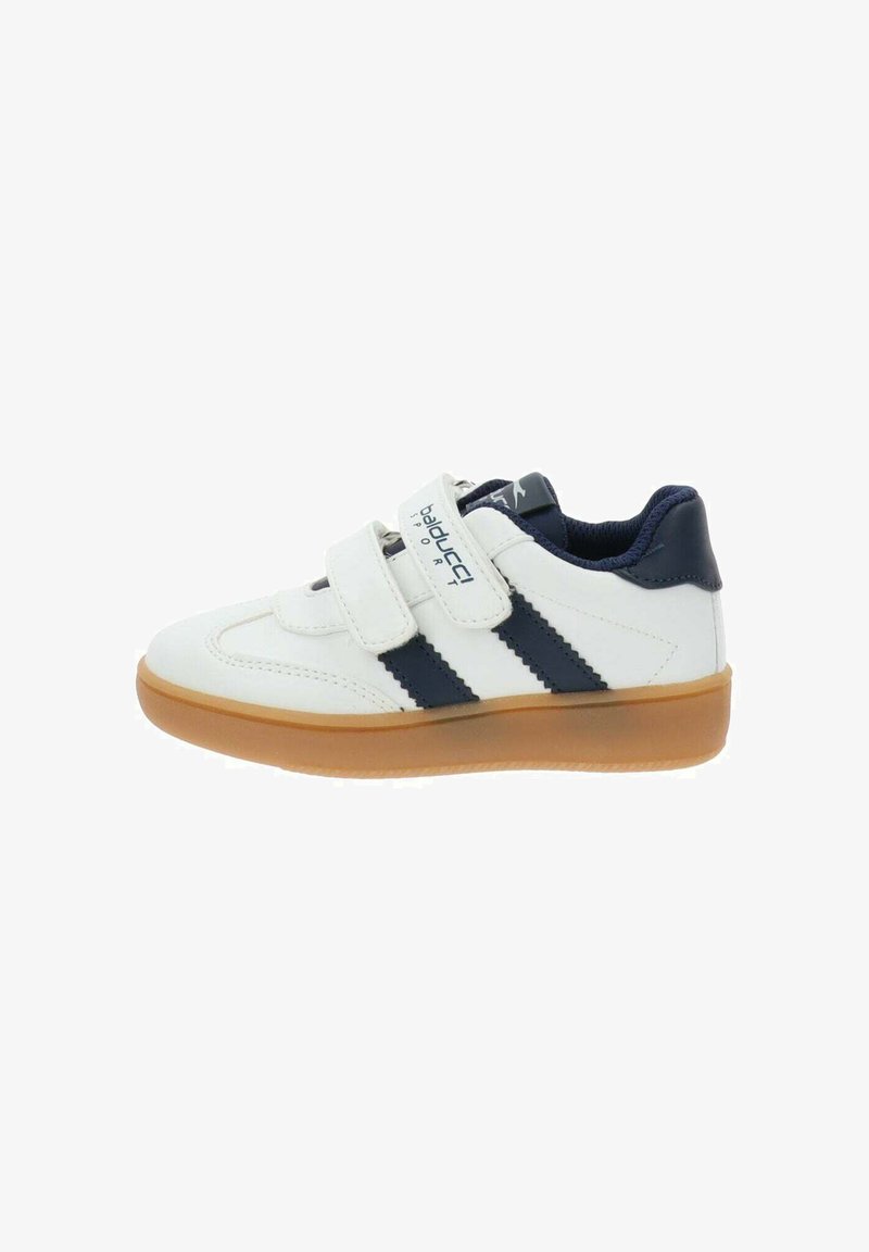 Sneakers sintetiche bianche con strisce blu navy e cinturini in Velcro. Suola in gomma marrone chiaro, punta arrotondata e colletto imbottito per il comfort.