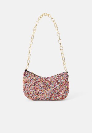 Petit sac à main couvert de perles multicolores avec une large bandoulière à chaîne dorée, avec une fermeture éclair sur le dessus.