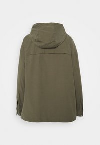 Zielona oliwkowa kurtka z kapturem, długimi rękawami, wentylacją z tyłu i mankietami zapinanymi na guziki, prezentowana od tyłu na białym tle.