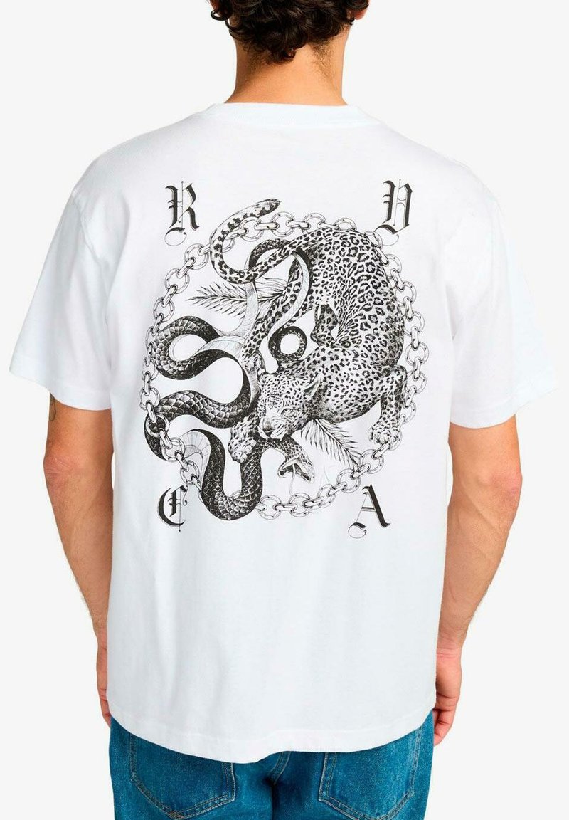 Camiseta de algodón blanca con un estampado gráfico negro de un leopardo y un pulpo entrelazados con cadenas, rodeados de hojas tropicales.