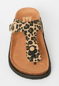 Sandaali leopard-kuviointia, jossa on leveä hihna ja solki, pehmeä vaaleanruskea pohja ja musta ulkopohja. Sisältää varvastuen ja minimaalista metalliosaa.