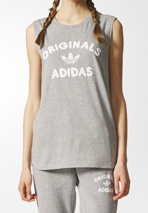 Grå ærmeløs bomulds top med hvidt "ORIGINALS" og "ADIDAS" tekst samt et bladlogo, der matcher et par sweatpants.