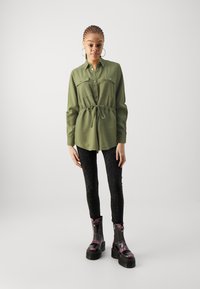 ONLY - ONLARIS LIFE CARGO JACKET - Vasaras jaka - capulet olive Miniatūras attēls 1