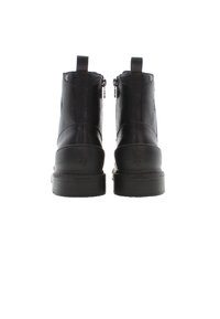 Botas de tobillo de cuero negro con textura suave, puntera redonda y suela gruesa. Presenta cremalleras laterales dobles y tiradores en bucle en los talones.
