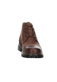 Botas de cuero marrón con puntera redondeada, cordones marrones, cuello acolchado y suela texturizada con surcos profundos para mayor tracción.