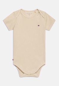 Μπεζ κορμάκι μωρού με κοντά μανίκια και ριμπ ύφανση, με κλεισίματα τύπου κουμπί στο κάτω μέρος και μικρό λογότυπο Tommy Hilfiger στο στήθος.