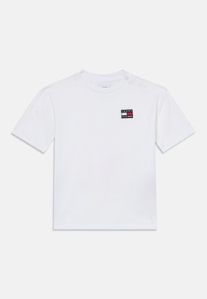 Weißes T-Shirt mit kurzen Ärmeln, einem kleinen Tommy Hilfiger Logo-Patch auf der linken Brust und zwei Knöpfen auf der rechten Schulter.