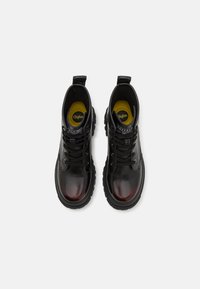 Buffalo ASPHA - Nööritavad poolsaapad - black/red