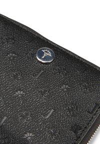 Portafoglio in pelle nera dal design testurizzato, caratterizzato da motivi floreali e lettere impressi. Accentatura in argento con un design dettagliato al centro.