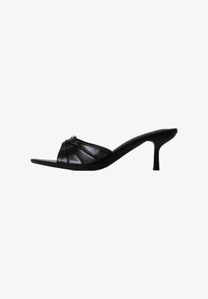 Mule noire à bout ouvert avec détail de bride froncée et talon fin de hauteur moyenne, montrée de profil sur fond blanc.