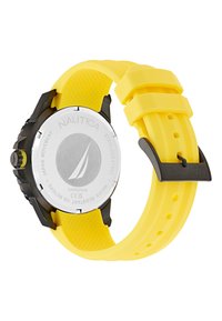 Reloj con correa de goma amarilla y fondo de acero inoxidable. Presenta una caja negra, correa texturizada y un destacado logo de Nautica en la parte trasera.