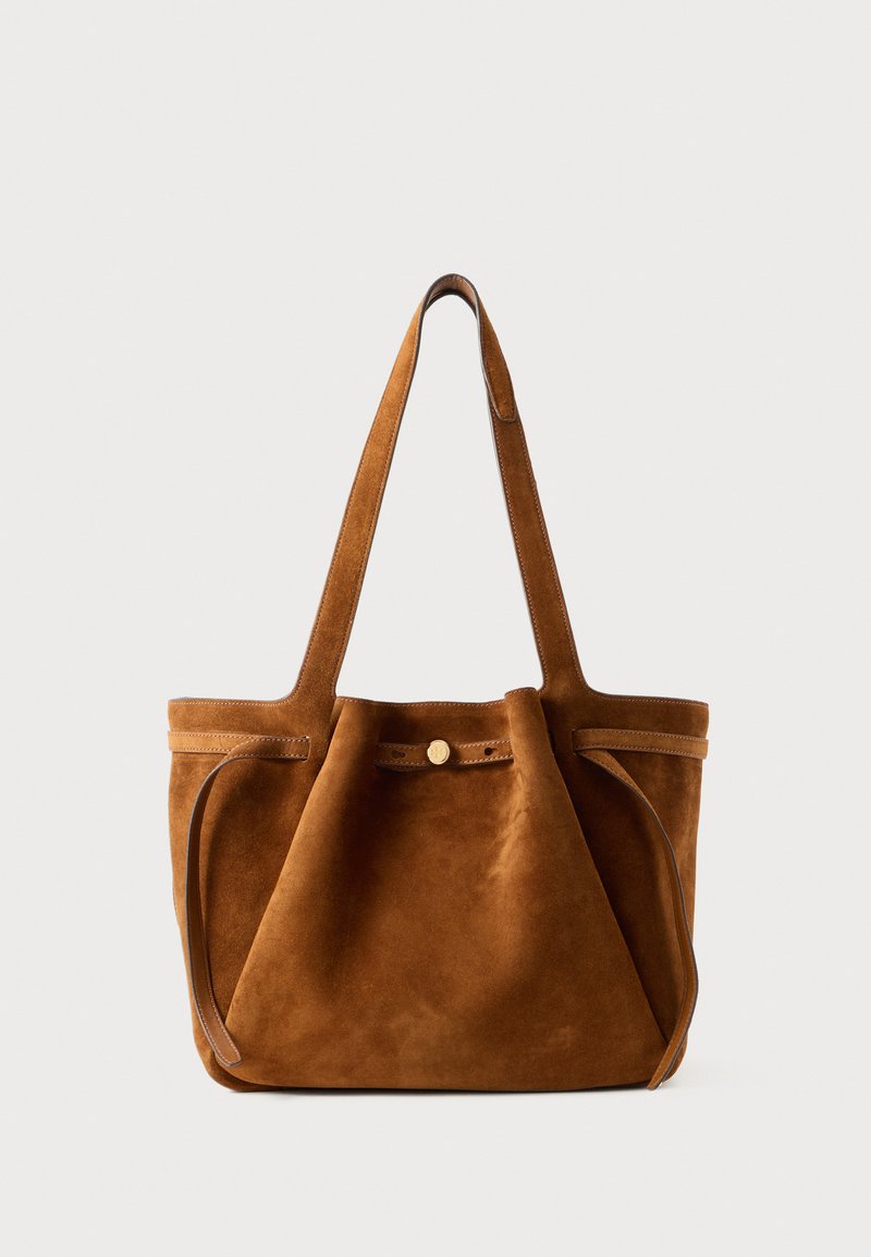 Brązowa zamszowa torba tote z podwójnymi uchwytami, zapięciem na guzik oraz luźnym, lekko opadającym kształtem.