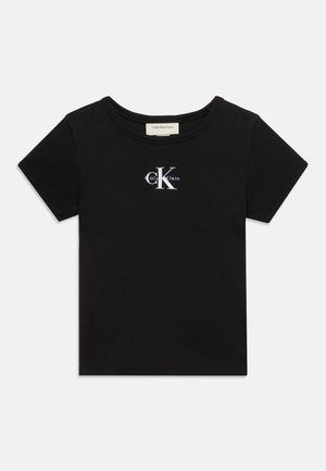 Μαύρο κοντομάνικο T-shirt με λαιμόκοψη, με λευκό λογότυπο Calvin Klein στο κέντρο του στήθους.