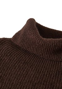 Primo piano del collo di un maglione a collo alto in maglia a coste color marrone scuro, realizzato in un tessuto morbido e testurizzato.